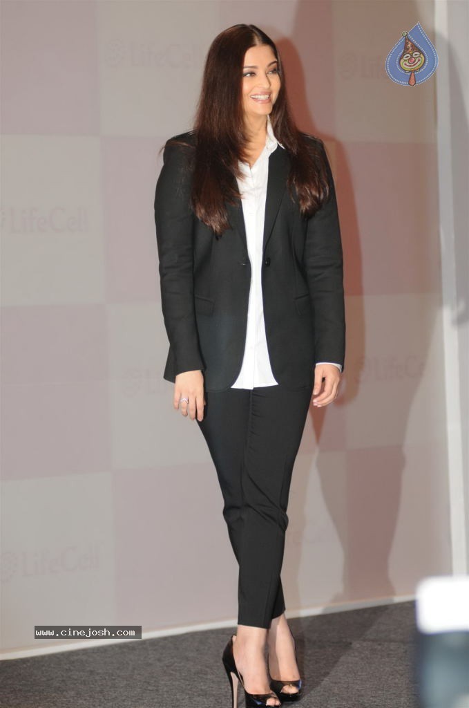 Aishwarya Rai Launches Stem Cell Banking - 19 / 43 photos