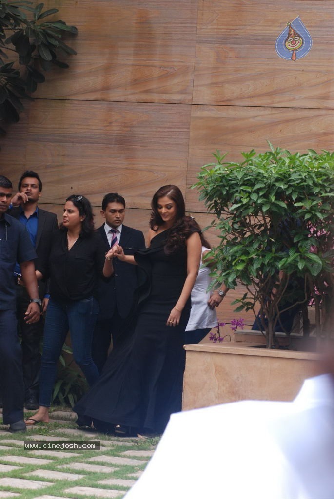 Aishwarya Rai Launches The Park - 13 / 81 photos
