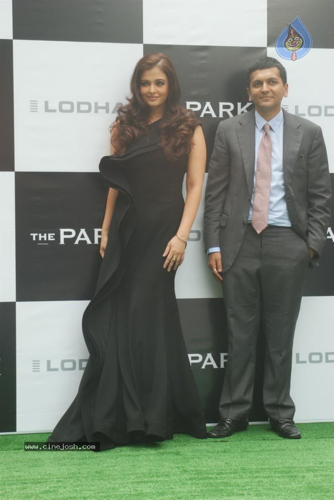 Aishwarya Rai Launches The Park - 31 / 81 photos