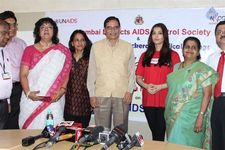 Aishwarya Rai Visites Cooper Hospital - 5 / 26 photos