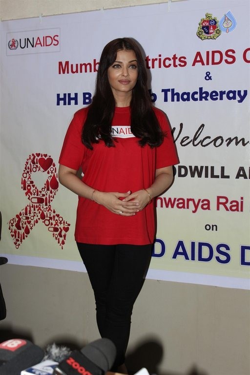 Aishwarya Rai Visites Cooper Hospital - 26 / 26 photos