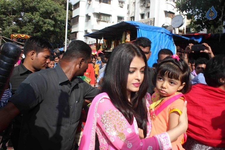 Aishwarya Rai Visits Siddivinayak Temple - 9 / 11 photos