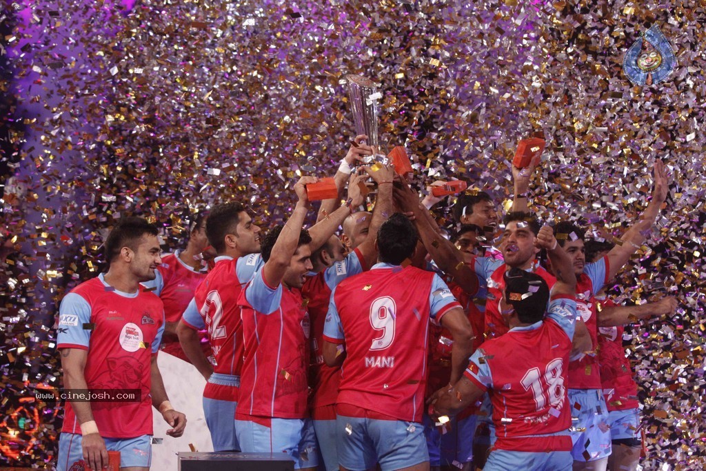 Aishwaryarai at Pro Kabaddi League Finals  - 34 / 40 photos