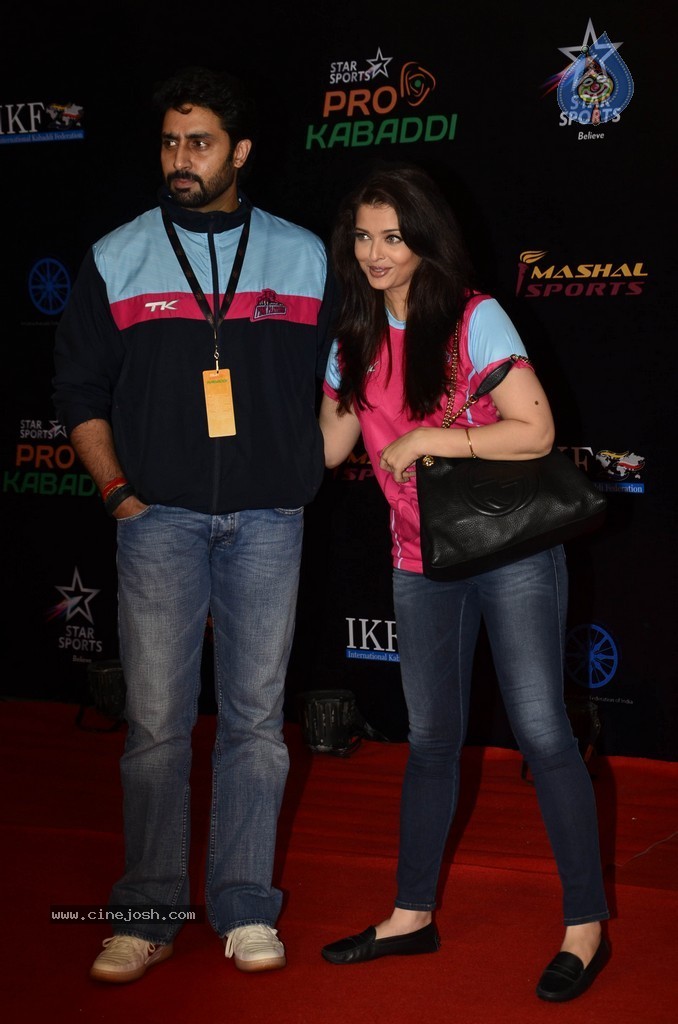 Aishwaryarai at Pro Kabaddi League Finals  - 36 / 40 photos
