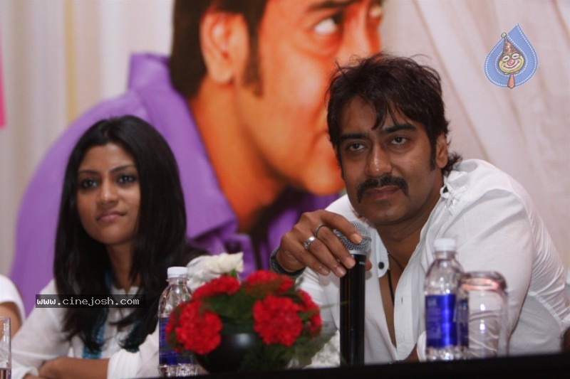 Ajay Devgan,Konkona Sen At Atithi Tum Kab Jaaoge Movie Logo Launch - 1 / 17 photos