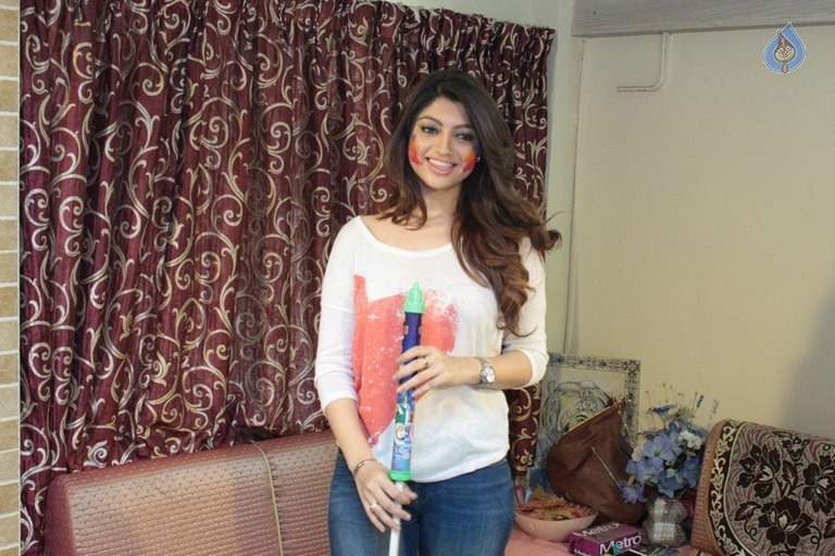 Akanksha Puri Celebrates Holi - 22 / 38 photos