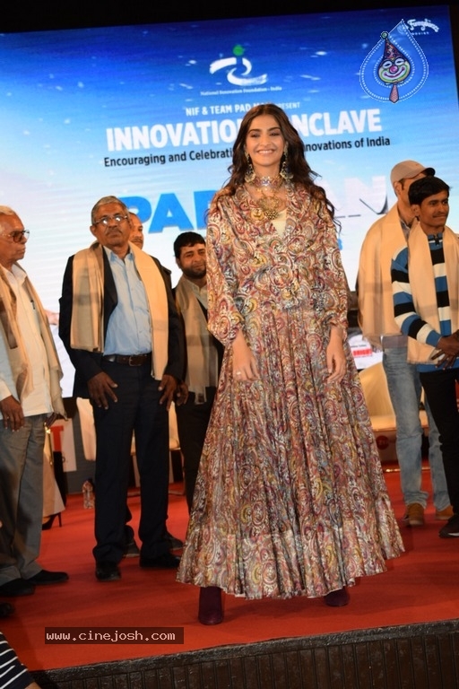 Akshay And Sonam Promote Pad Man - 1 / 21 photos