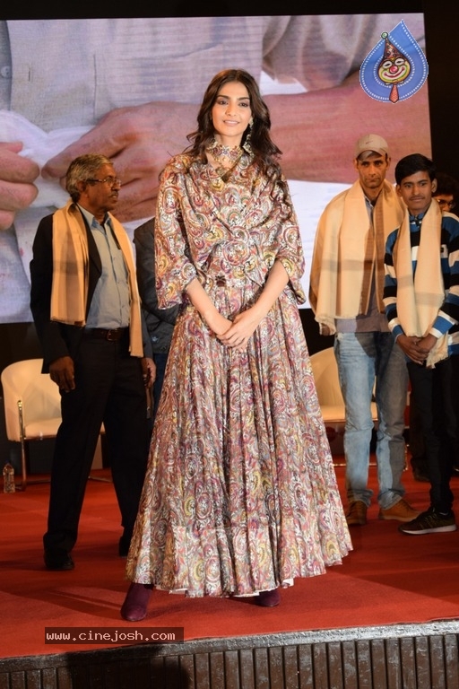 Akshay And Sonam Promote Pad Man - 11 / 21 photos