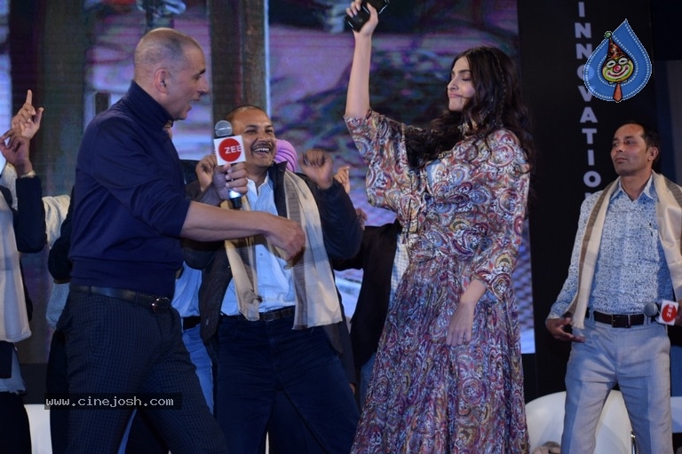 Akshay And Sonam Promote Pad Man - 14 / 21 photos