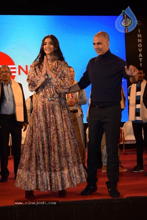 Akshay And Sonam Promote Pad Man - 17 / 21 photos