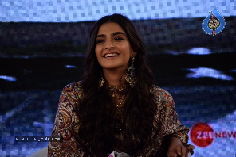 Akshay And Sonam Promote Pad Man - 19 / 21 photos