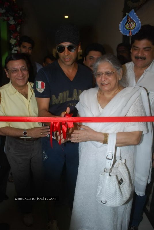 Akshay Kumar at Abbhinnay Acting Institute Launch - 2 / 27 photos