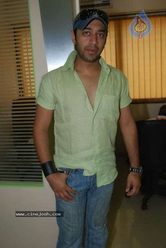 Akshay Kumar at Abbhinnay Acting Institute Launch - 23 / 27 photos