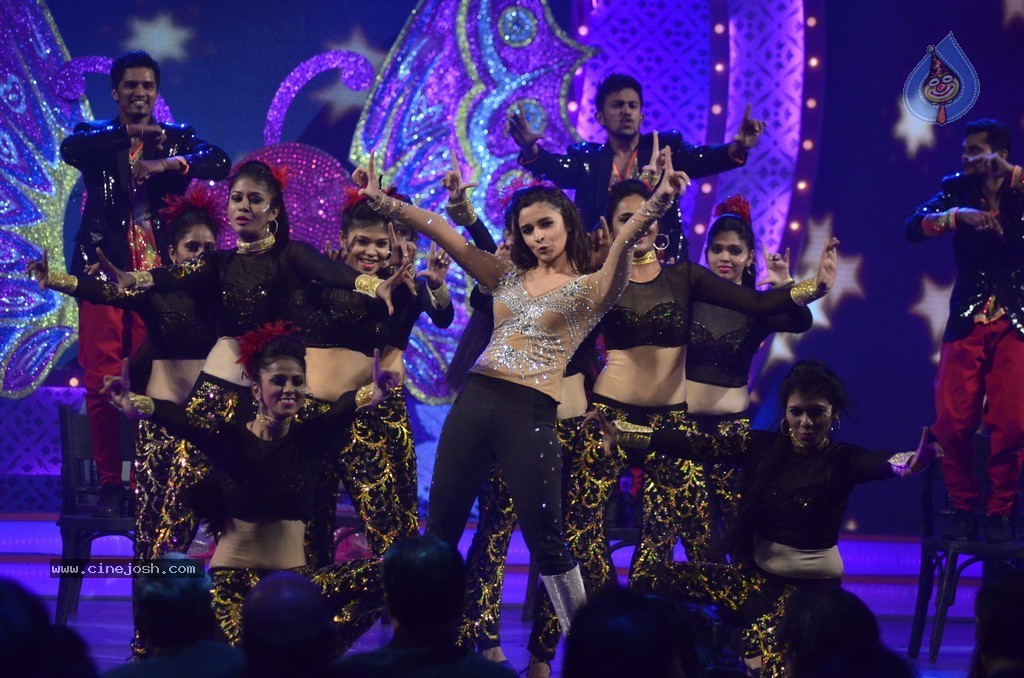Alia Bhatt n Parineeti Perform at The IIAA 2014 - 5 / 49 photos