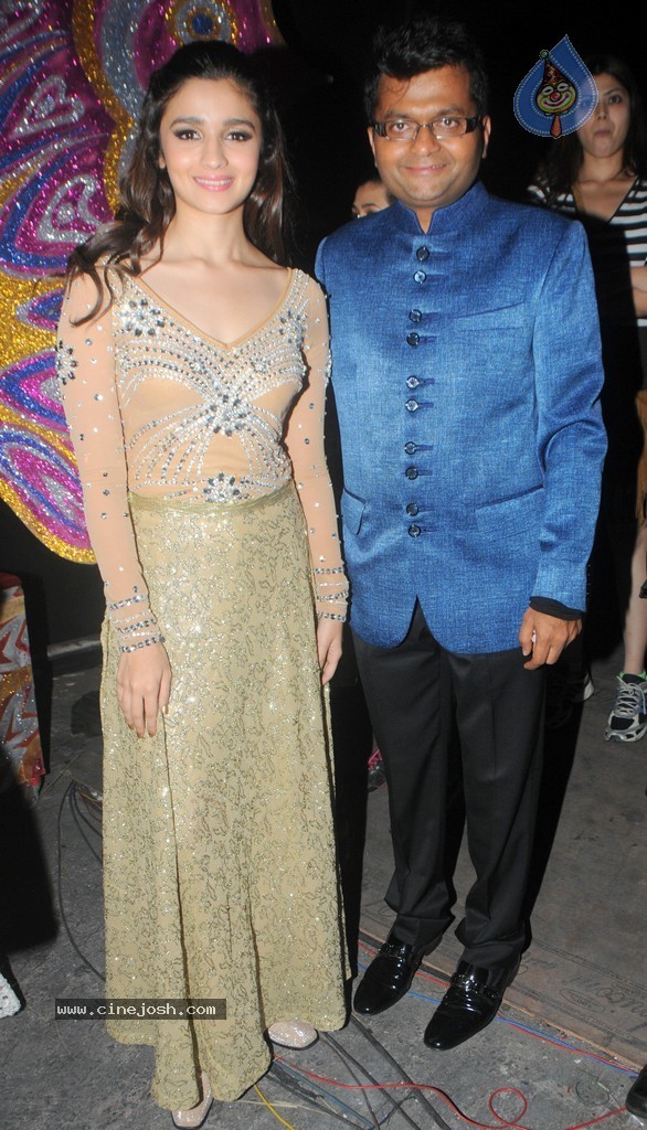 Alia Bhatt n Parineeti Perform at The IIAA 2014 - 32 / 49 photos