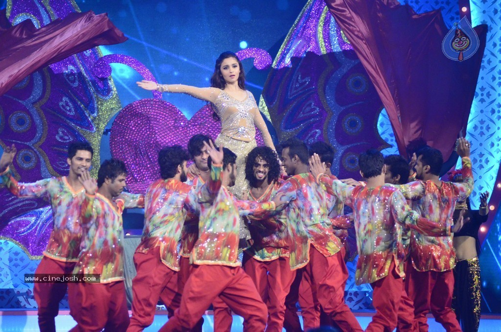 Alia Bhatt n Parineeti Perform at The IIAA 2014 - 33 / 49 photos