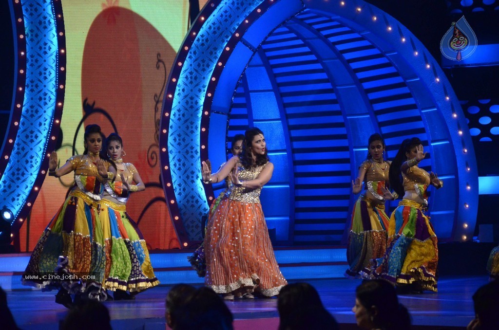 Alia Bhatt n Parineeti Perform at The IIAA 2014 - 40 / 49 photos