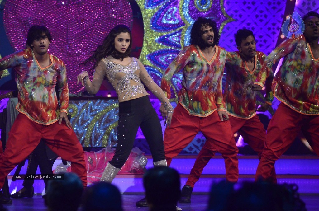 Alia Bhatt n Parineeti Perform at The IIAA 2014 - 49 / 49 photos