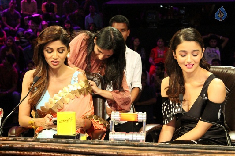 Alia Bhatt On Set Of Super Dancer - 7 / 21 photos