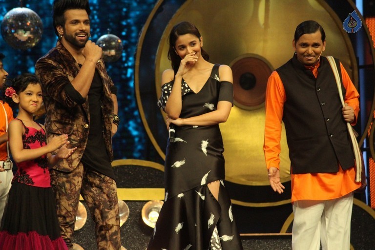 Alia Bhatt On Set Of Super Dancer - 16 / 21 photos