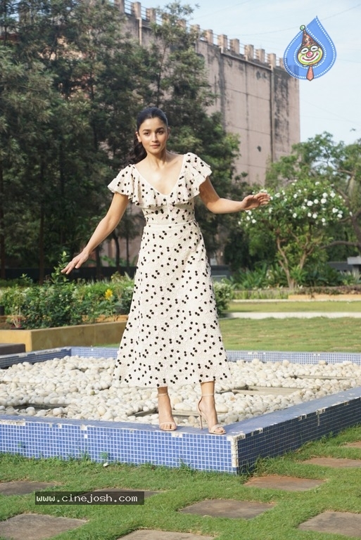 Alia Bhatt Spotted At Karan Johar Office - 6 / 8 photos