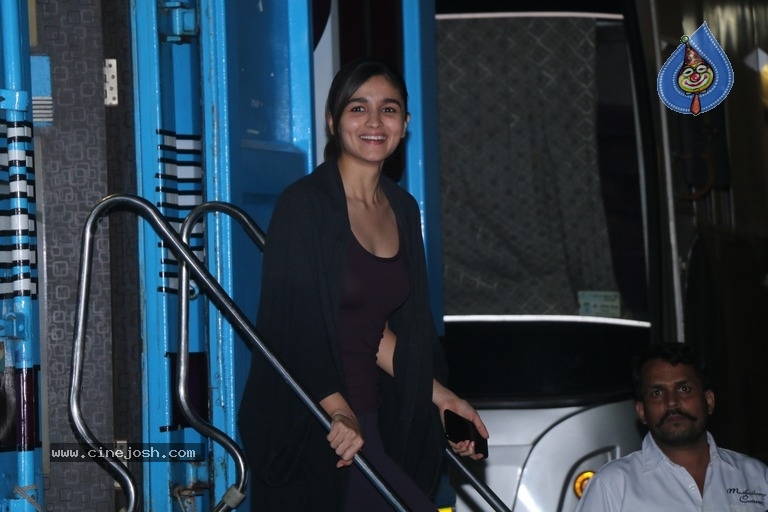 Alia Bhatt Spotted At Mehboob Studio - 1 / 8 photos