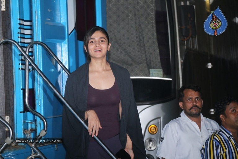 Alia Bhatt Spotted At Mehboob Studio - 5 / 8 photos