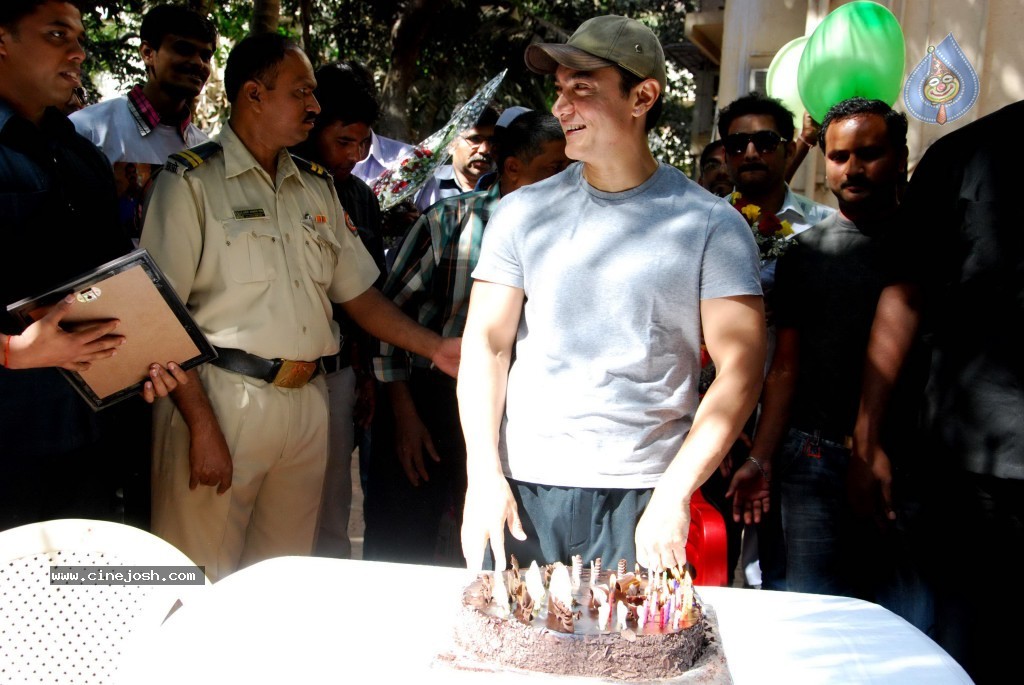 Amir Khan Bday Celebrations - 9 / 17 photos