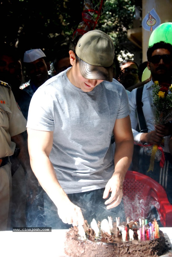 Amir Khan Bday Celebrations - 10 / 17 photos