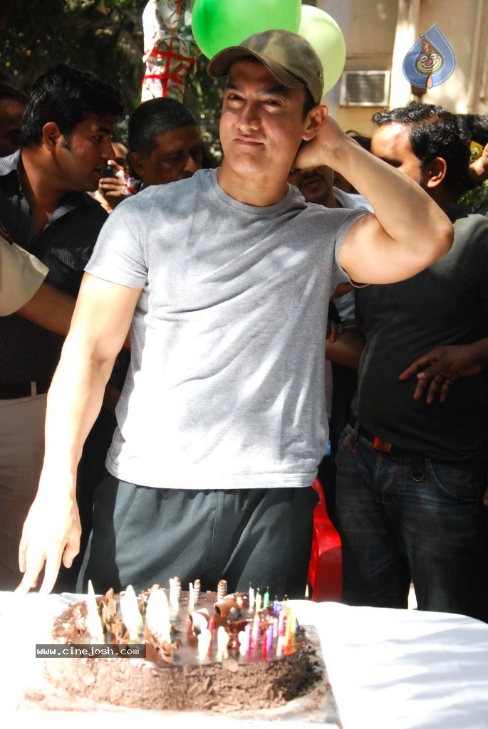 Amir Khan Bday Celebrations - 12 / 17 photos