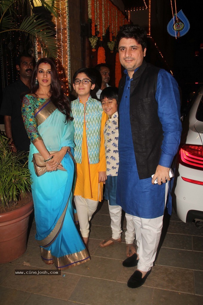 Amitabh Bachchan Hosted Diwali Party - 33 / 80 photos