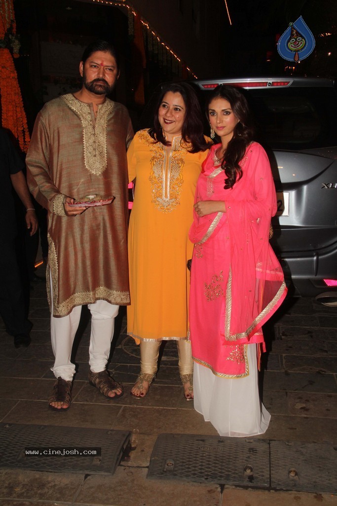 Amitabh Bachchan Hosted Diwali Party - 71 / 80 photos