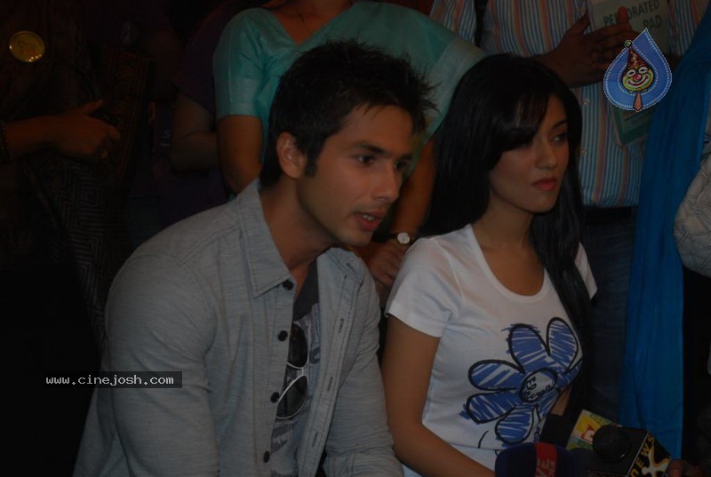 Amrita Rao,Shahid Kapoor At Swayamsiddh NGO Event - 26 / 35 photos
