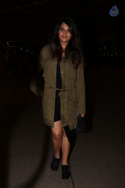 Amyra Dastur and Richa Chadda Spotted at Airport - 12 / 19 photos