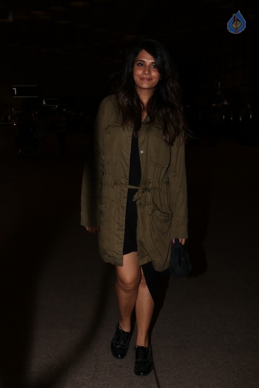 Amyra Dastur and Richa Chadda Spotted at Airport - 15 / 19 photos