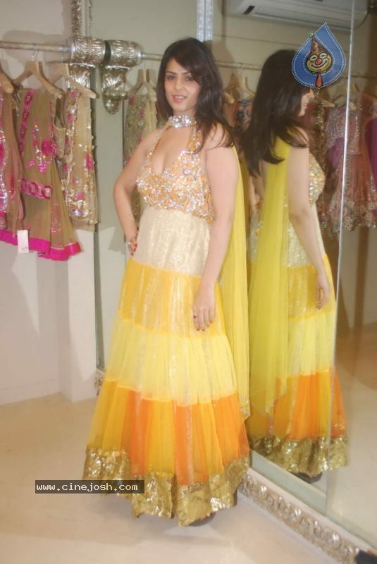 Anjana Sukhani at Archana Kocchar Store - 3 / 19 photos