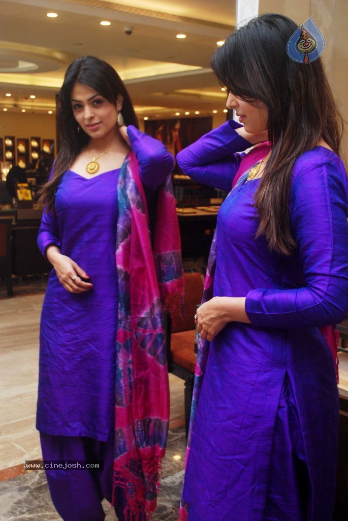 Anjana Sukhani at Tanishq Store - 10 / 16 photos