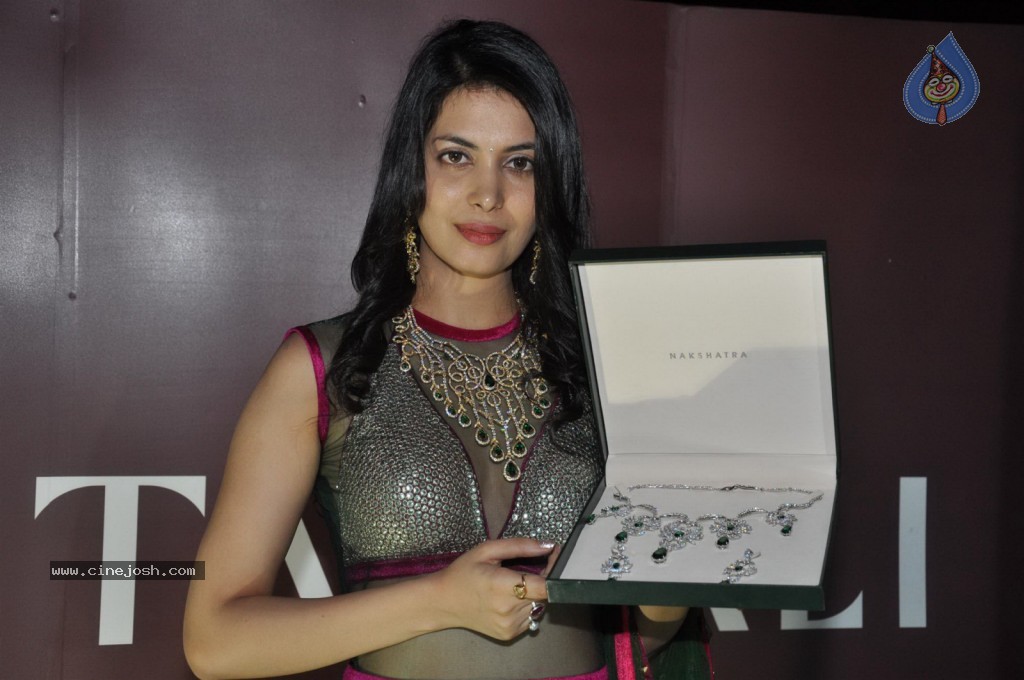 Ankita Shorey at Gitanjali IRFW 2012  - 28 / 51 photos