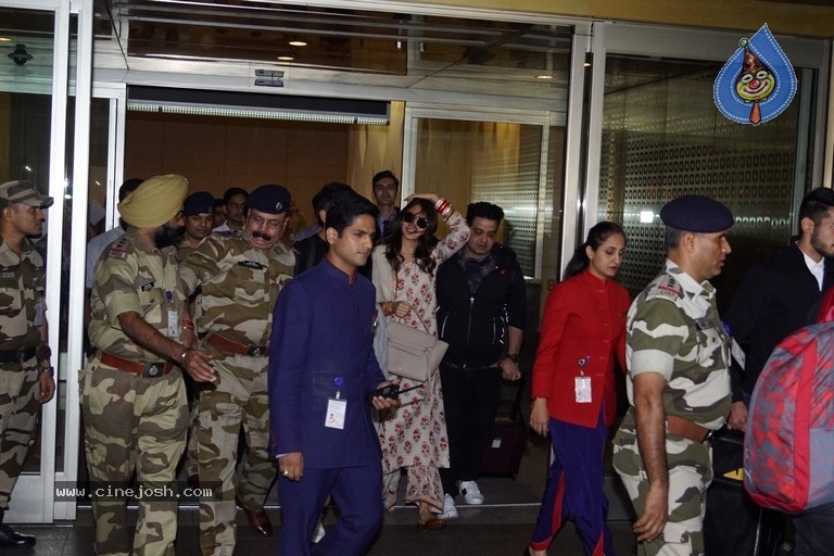 Anushka Sharma And Virat Kohli Spotted At Airport - 5 / 21 photos