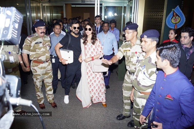 Anushka Sharma And Virat Kohli Spotted At Airport - 7 / 21 photos