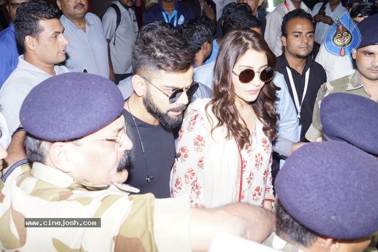 Anushka Sharma And Virat Kohli Spotted At Airport - 10 / 21 photos