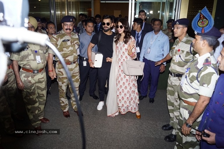 Anushka Sharma And Virat Kohli Spotted At Airport - 13 / 21 photos