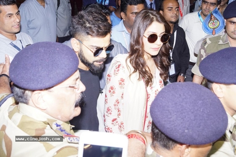 Anushka Sharma And Virat Kohli Spotted At Airport - 16 / 21 photos