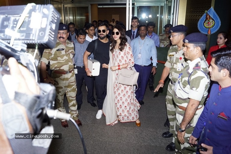 Anushka Sharma And Virat Kohli Spotted At Airport - 19 / 21 photos