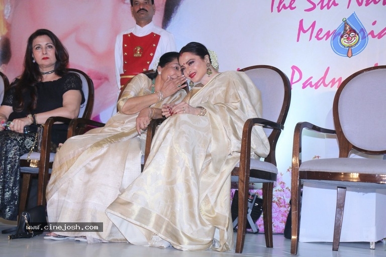 Asha Bhosale Awarded 5th Yash Chopra Memorial Award - 29 / 30 photos