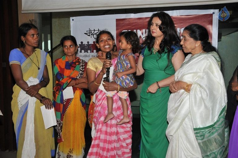 Asha Bhosle at NGO Maddad Event - 10 / 49 photos