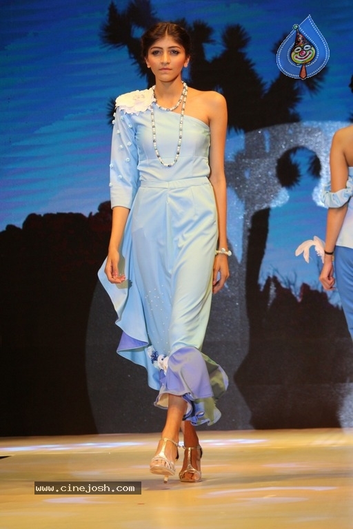 Avassa 2017 Fashion Show Photos - 1 / 50 photos