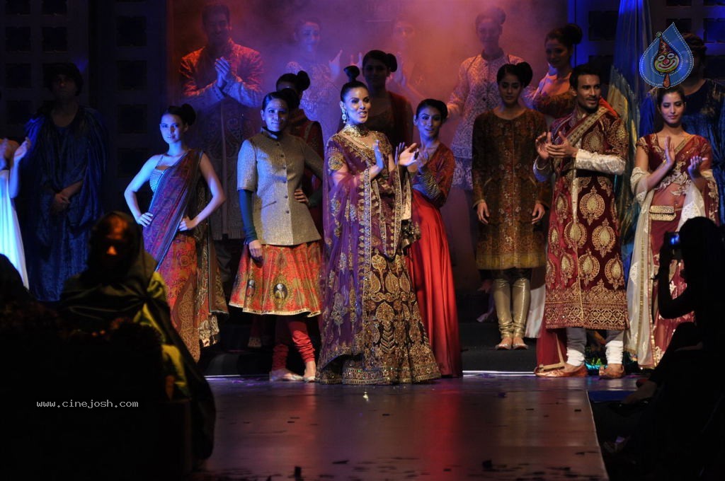 AVIBFW 2012 Grand Finale - 13 / 112 photos