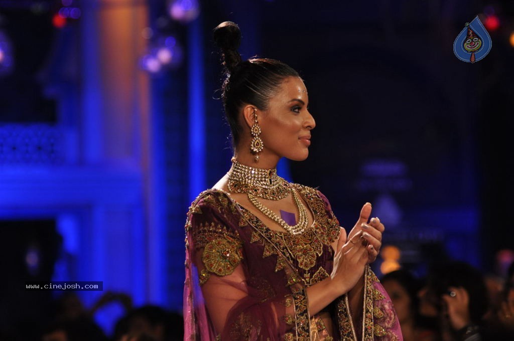 AVIBFW 2012 Grand Finale - 97 / 112 photos