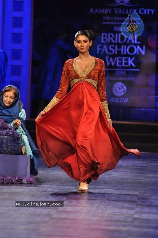 AVIBFW 2012 Grand Finale - 108 / 112 photos
